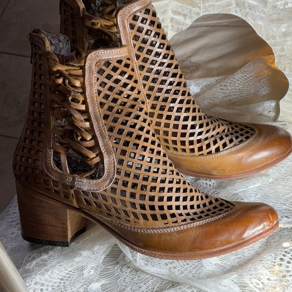 Freebird by Steven. Made in Mexico.  Leather sole.  Size 10.  Lattice pattern. - Picture 4 of 16